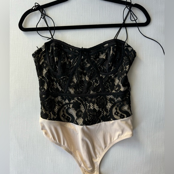 Superdown Lace Bodysuit - Picture 2 of 3